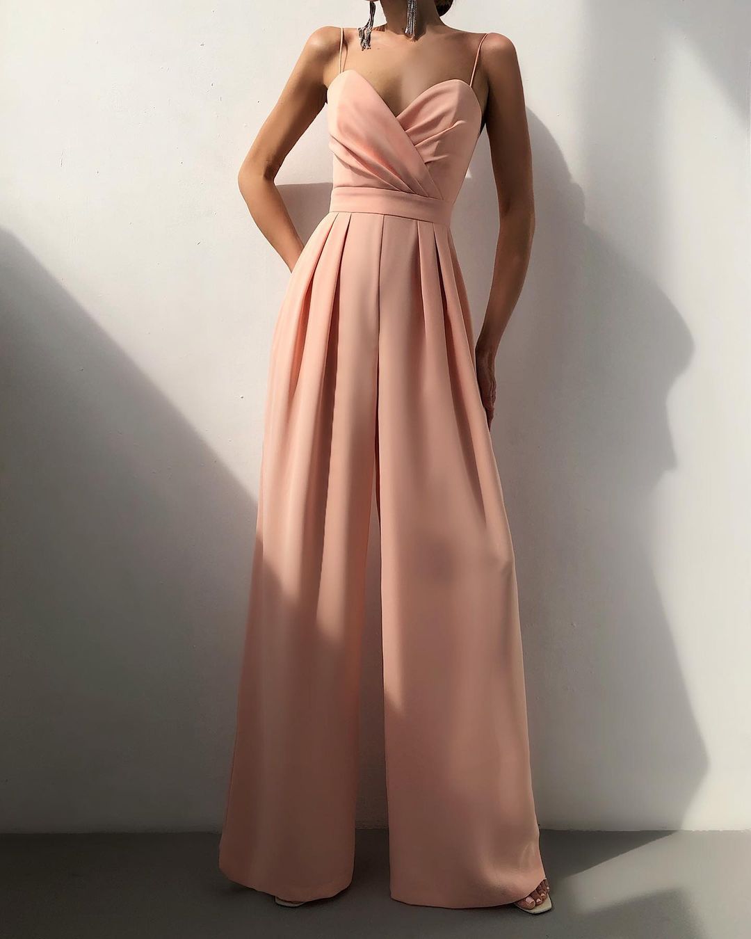 Saige - Jumpsuit mit hoher Taille und geradem Bein und dünnen Trägern