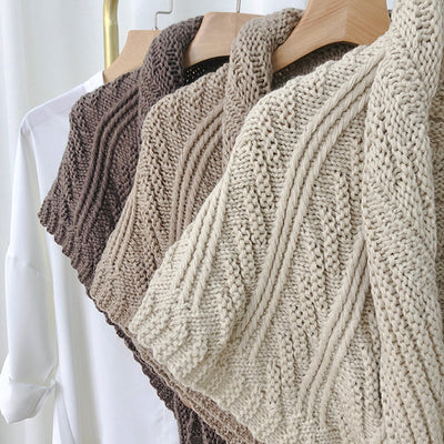 Jolene - Dreieckstrickschal mit Lederschnalle