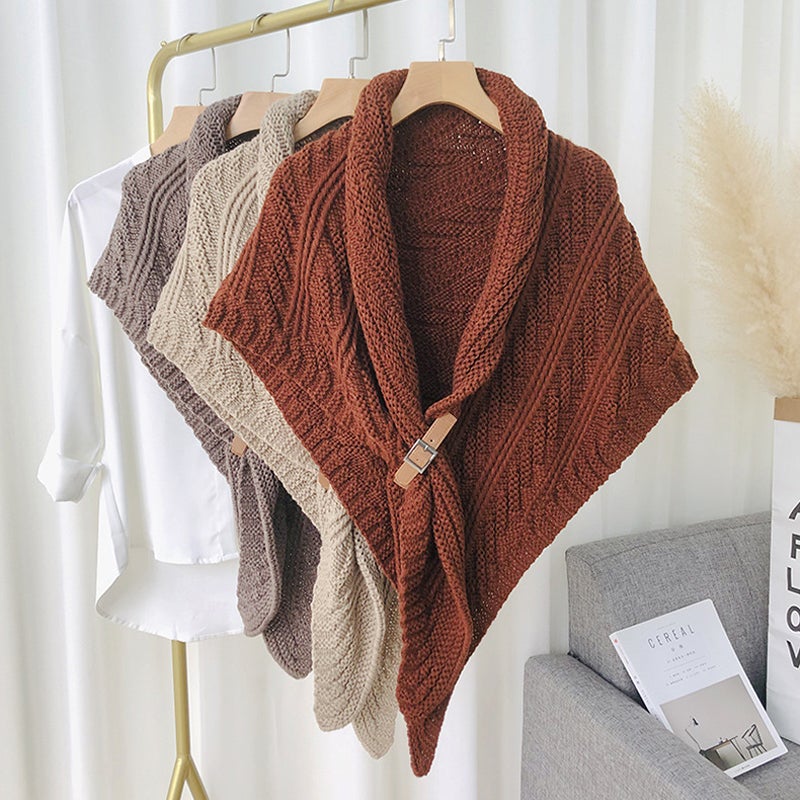 Jolene - Dreieckstrickschal mit Lederschnalle