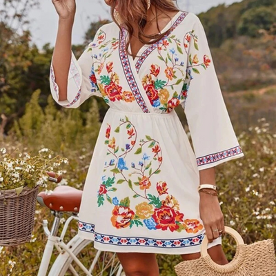 Aqsa - Sommerkleid mit schwarzem Blumendruck und V-Ausschnitt