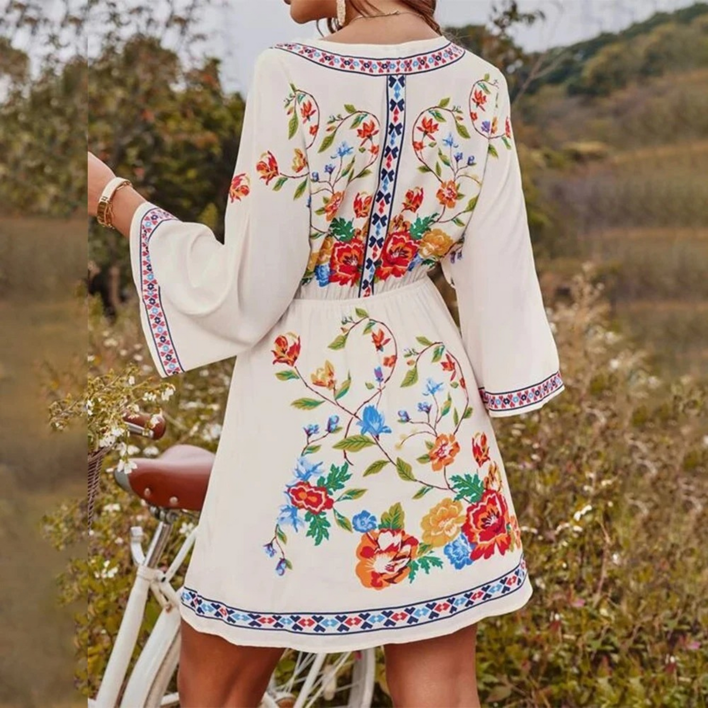 Aqsa - Sommerkleid mit schwarzem Blumendruck und V-Ausschnitt
