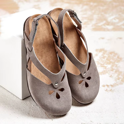 ARLÉA – DIE RETRO-SANDALE MIT CUT-OUTS & KNÖCHELRIEGEL FÜR SOMMERLICHE LEICHTIGKEIT