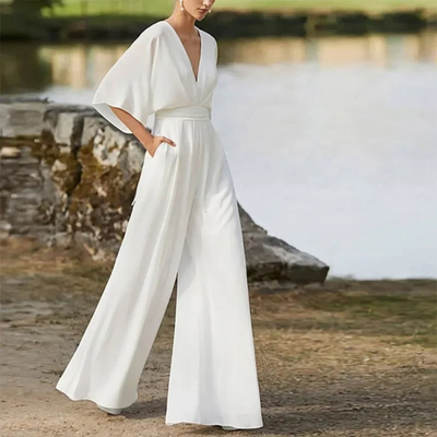 Ayla - eleganter kastanienbrauner Jumpsuit mit V-Ausschnitt und lockerer Hose