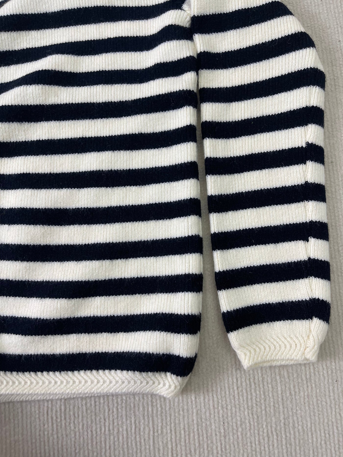 Tyriene - schicke gestreifte langärmelige Strickjacke