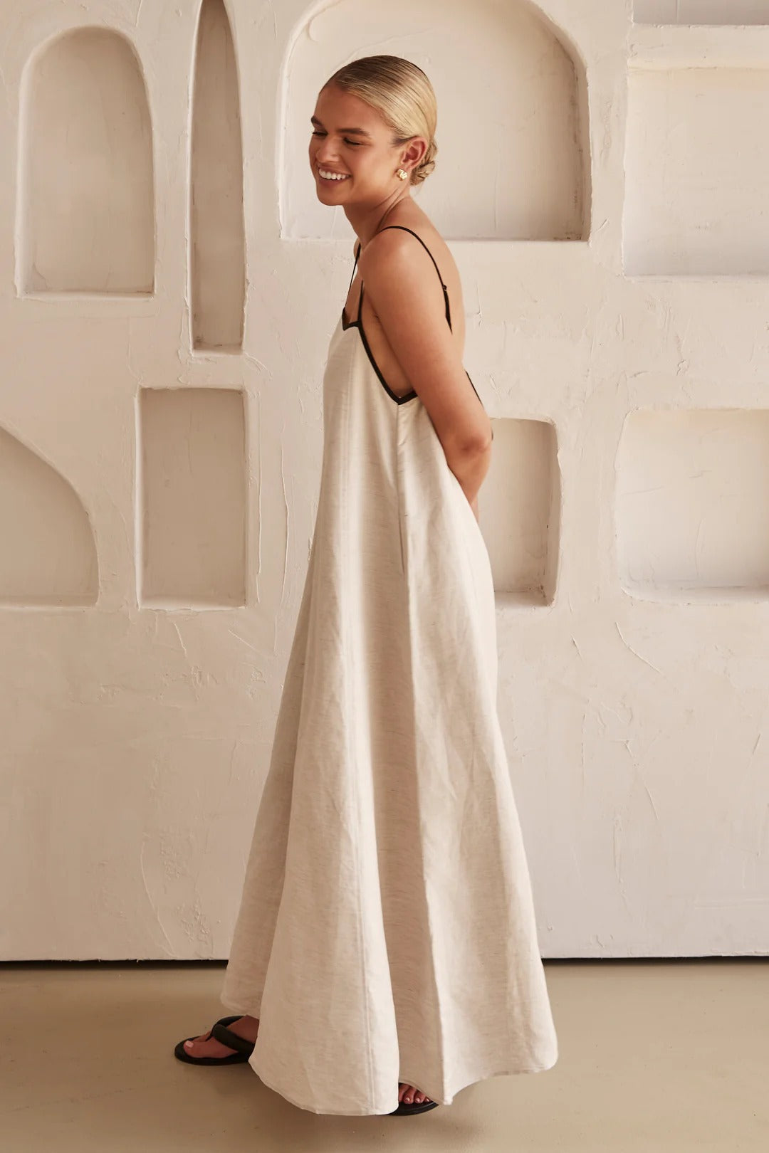 Beige Sommerkleid mit femininem Silhouette – Isara