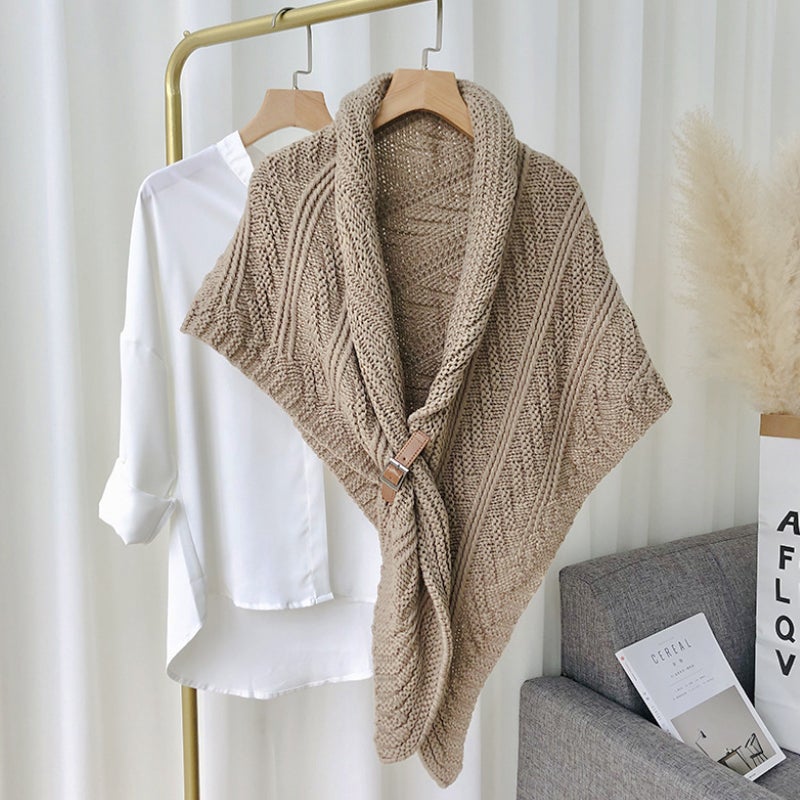 Jolene - Dreieckstrickschal mit Lederschnalle