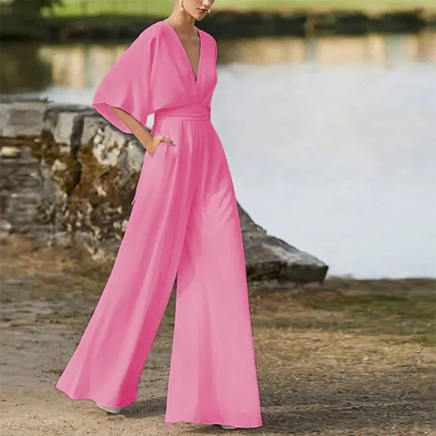 Ayla - eleganter kastanienbrauner Jumpsuit mit V-Ausschnitt und lockerer Hose