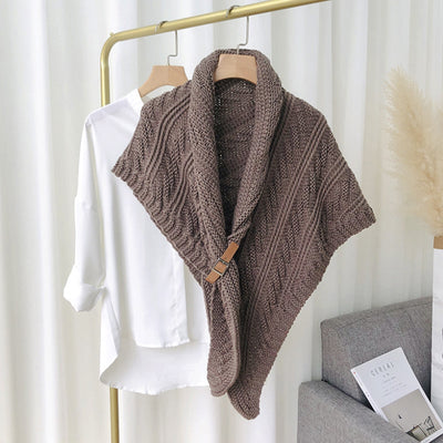 Jolene - Dreieckstrickschal mit Lederschnalle