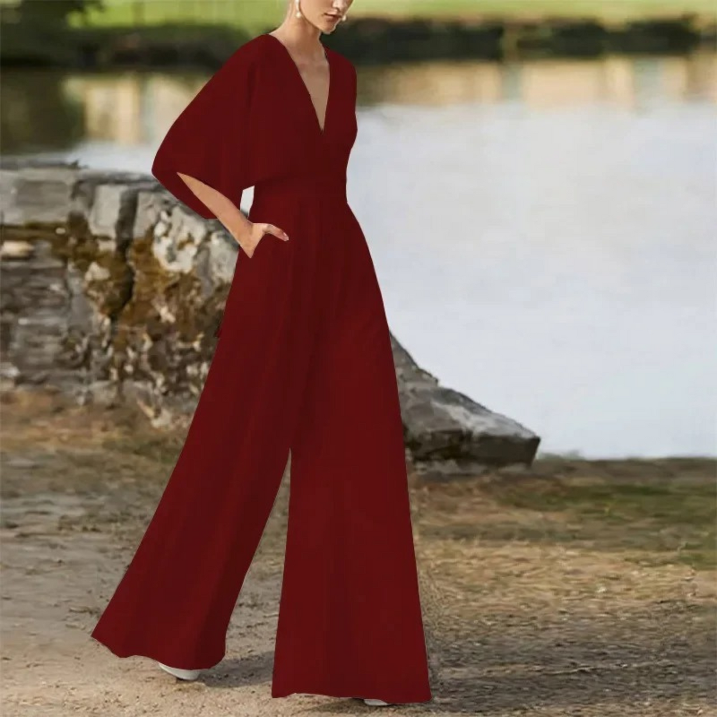 Ayla - eleganter kastanienbrauner Jumpsuit mit V-Ausschnitt und lockerer Hose