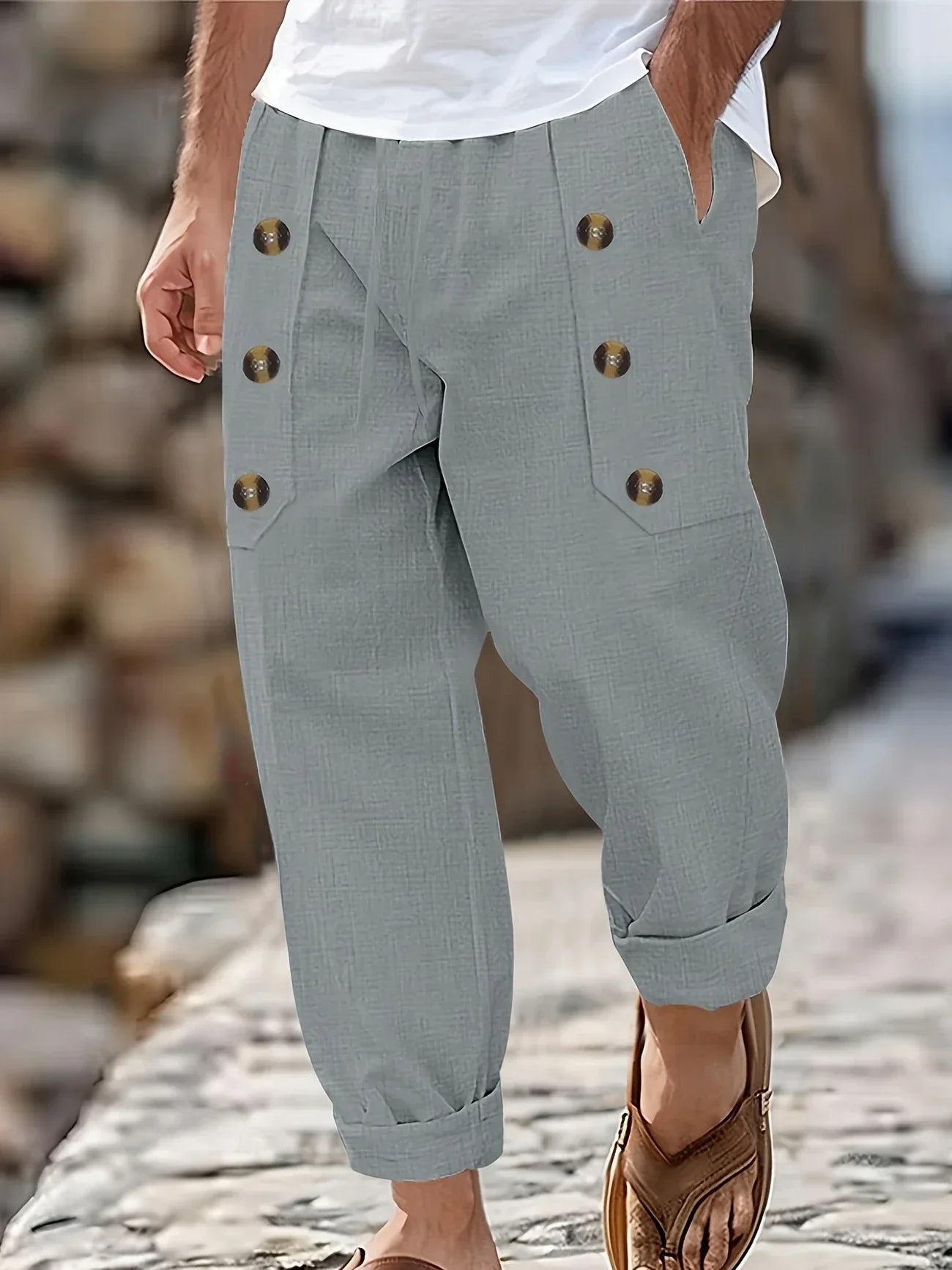 Beslan – Elegante Hose Mit Geradem Bein Und Goldenen Knöpfen