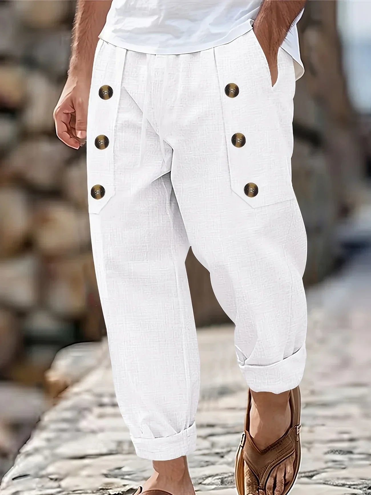 Beslan – Elegante Hose Mit Geradem Bein Und Goldenen Knöpfen