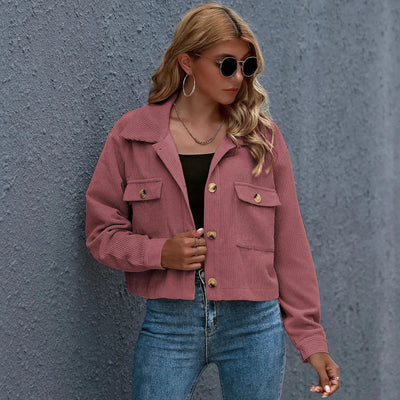 Romy - kurze, gerippte Cordjacke mit Knöpfen für einen trendigen und lässigen Look