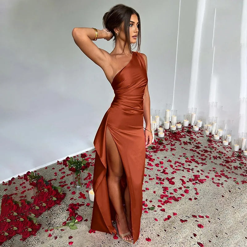 Winnie - Schmal geschnittenes Maxikleid aus Satin mit Schulterschlitz