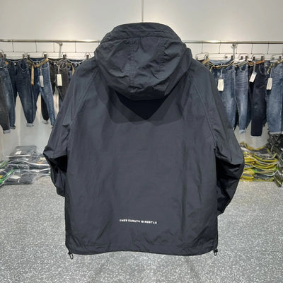 Anorak – Leichter Kapuzen-Windbreaker mit halbem Reißverschluss und Tasche