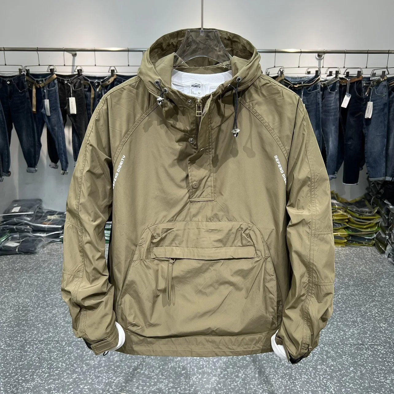 Anorak – Leichter Kapuzen-Windbreaker mit halbem Reißverschluss und Tasche