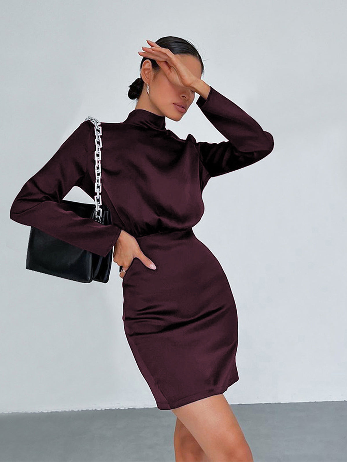 Anna | Kurzes Satin Kleid mit Stehkragen und Rückenausschnitt