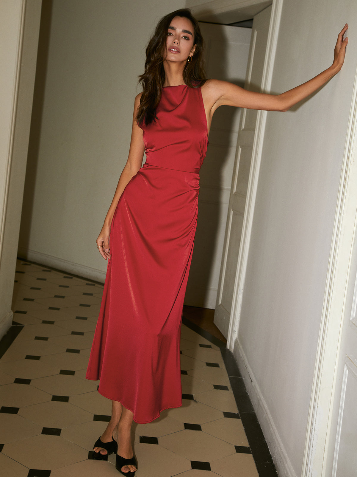 Celine | Elegantes Satin Maxi-Kleid mit Rückenkreuz