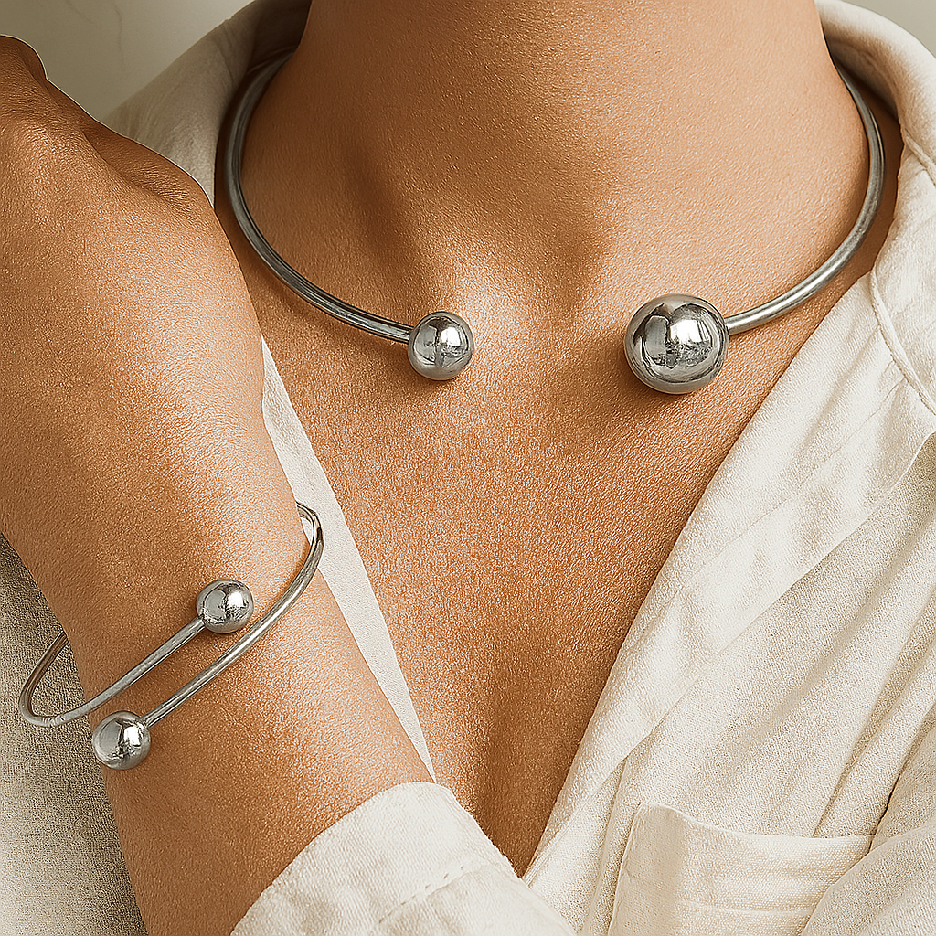 Set aus minimalistischen Gold-Halsband und Armreifen