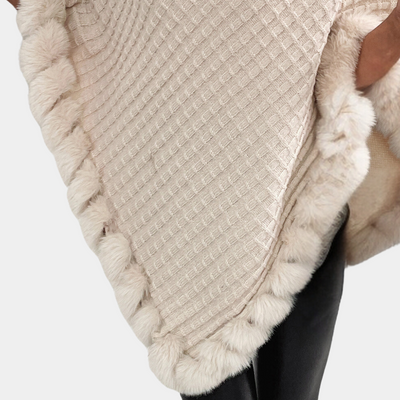 Gestrickter Poncho – Warmer, Hellbeiger Poncho-Pullover aus Kunstpelz für Damen