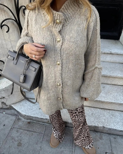 Grob gestrickte Damen-Strickjacke mit hohem Kragen und weitem Schnitt