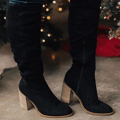 Edith - Kniehohe Stiefel mit Blockabsatz aus Wildleder