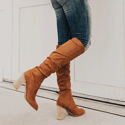 Edith - Kniehohe Stiefel mit Blockabsatz aus Wildleder