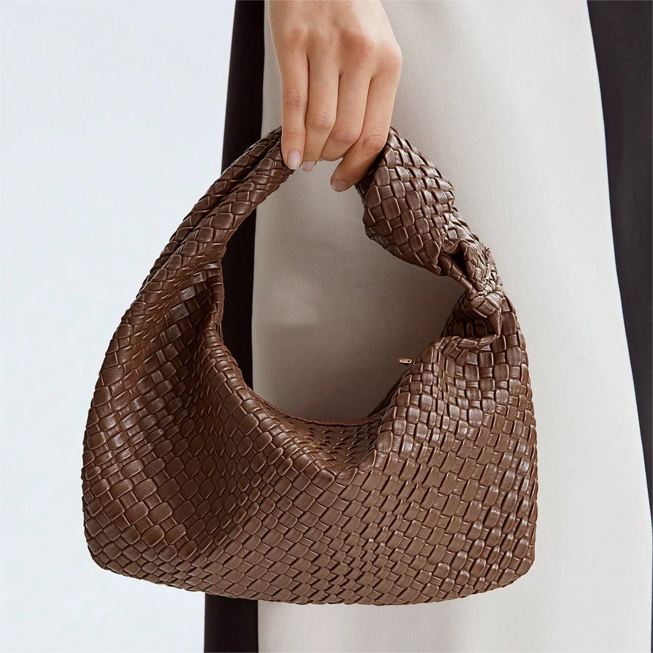 Knot Tasche – kleine vegane Kunstleder-Handtasche für Frauen mit Reißverschluss