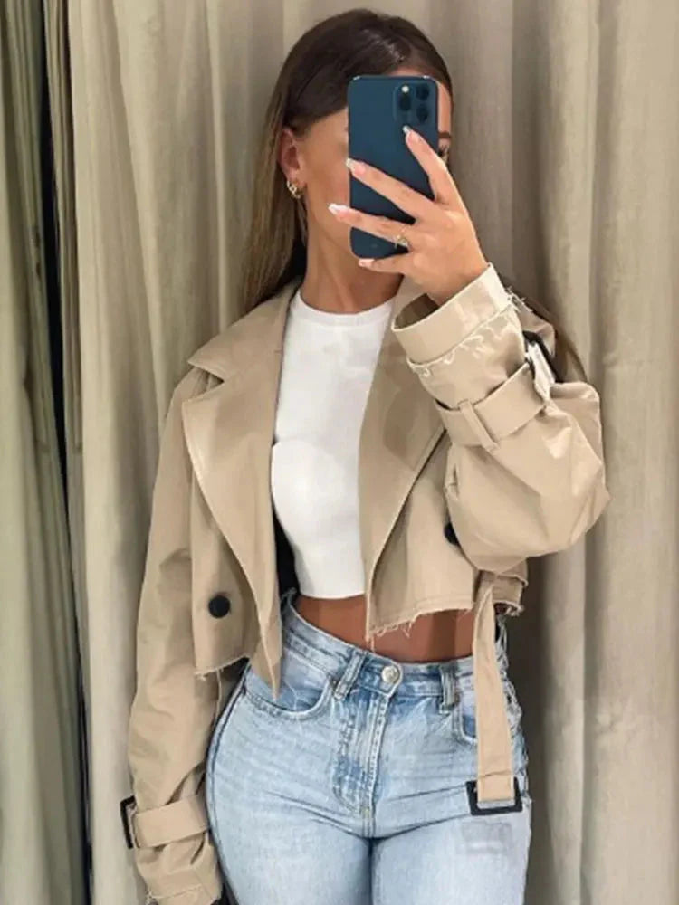 Kurzer Trenchcoat – Damen-Trenchcoat in Beige, Zweireihig, mit Gürtel