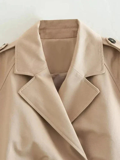 Kurzer Trenchcoat – Damen-Trenchcoat in Beige, Zweireihig, mit Gürtel