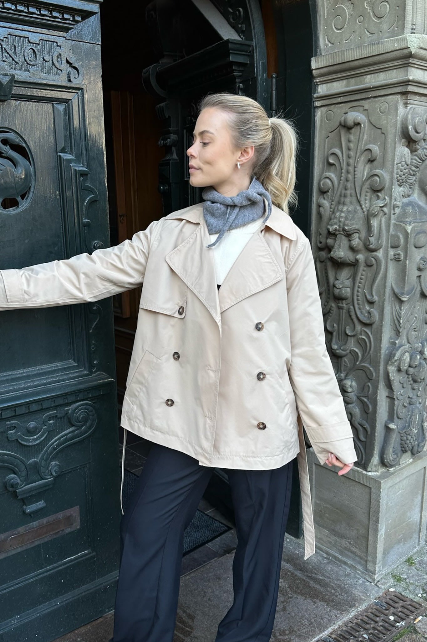 Kurzer Trenchcoat – Gürtel – Zweireiher – Beiger Trenchcoat – Trenchcoat für Damen