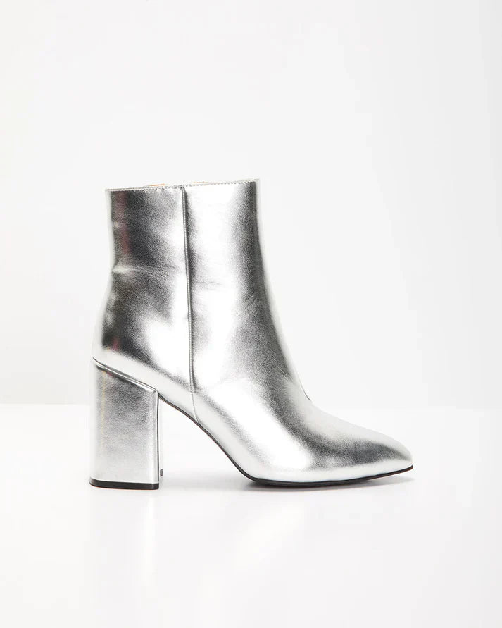 Ava - silberne Metallic-Stiefeletten mit Blockabsatz für einen gewagten und trendigen Look