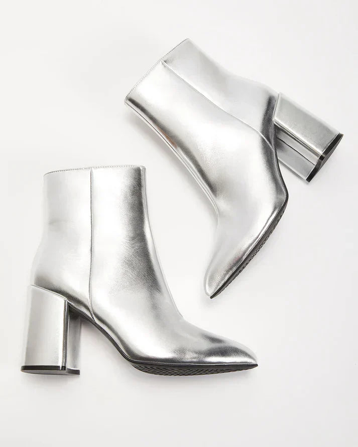 Ava - silberne Metallic-Stiefeletten mit Blockabsatz für einen gewagten und trendigen Look