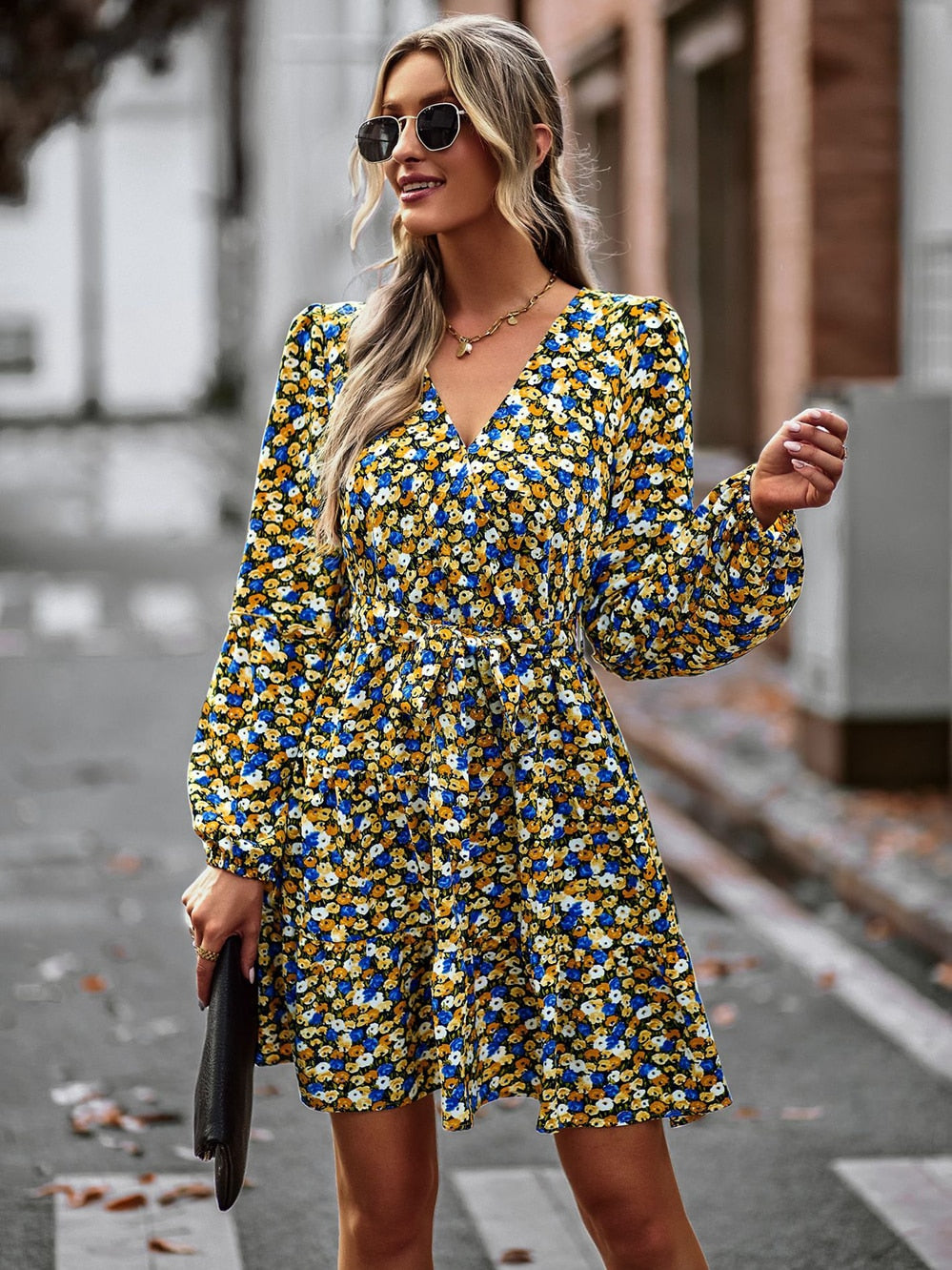Auslaufendes Mini-Kleid mit Gürtel und Rüschen – Noëlle