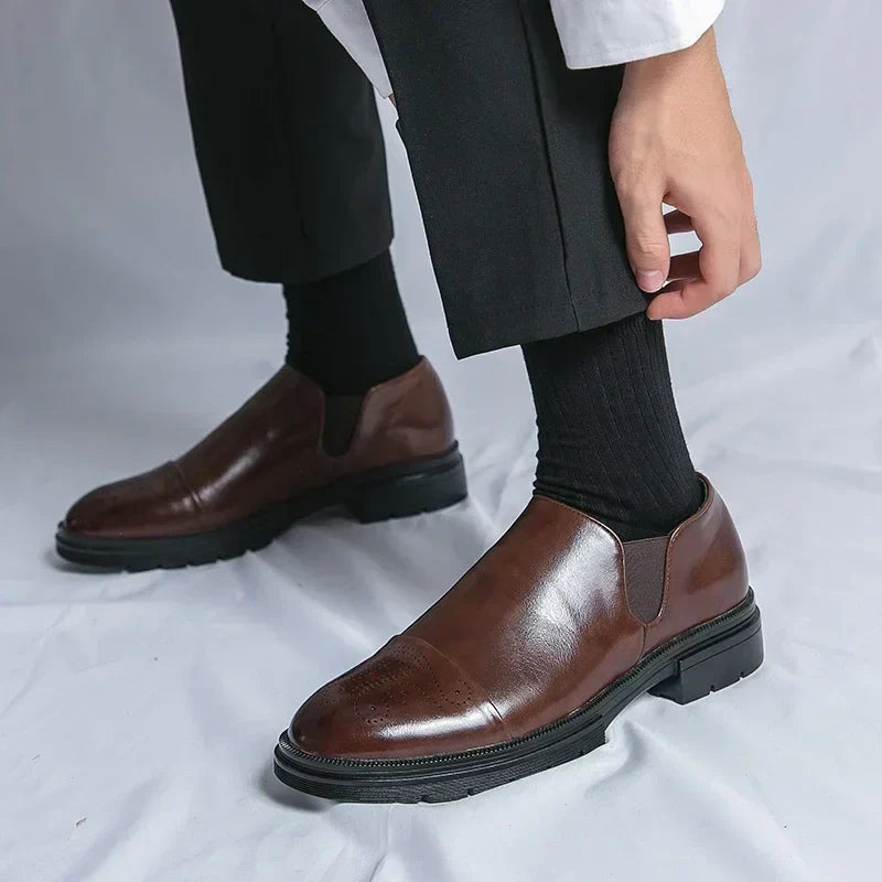 Bellmoor™ Klassischer Chelsea Loafer aus PU-Leder mit Mahagoni-Finish und Rutschfester Sohle