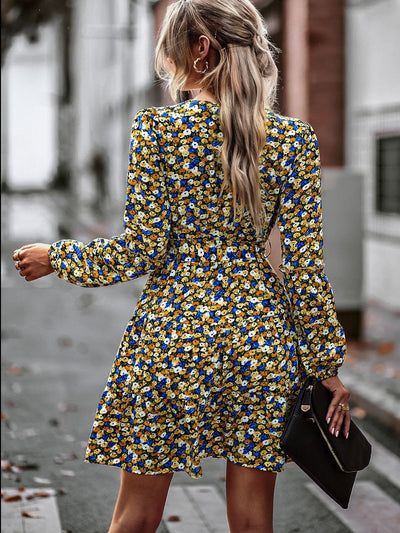 Auslaufendes Mini-Kleid mit Gürtel und Rüschen – Noëlle