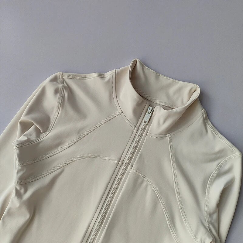 Sportjacke – leicht – mit Reißverschluss – figurformend – Sportbekleidung – Damenbekleidung