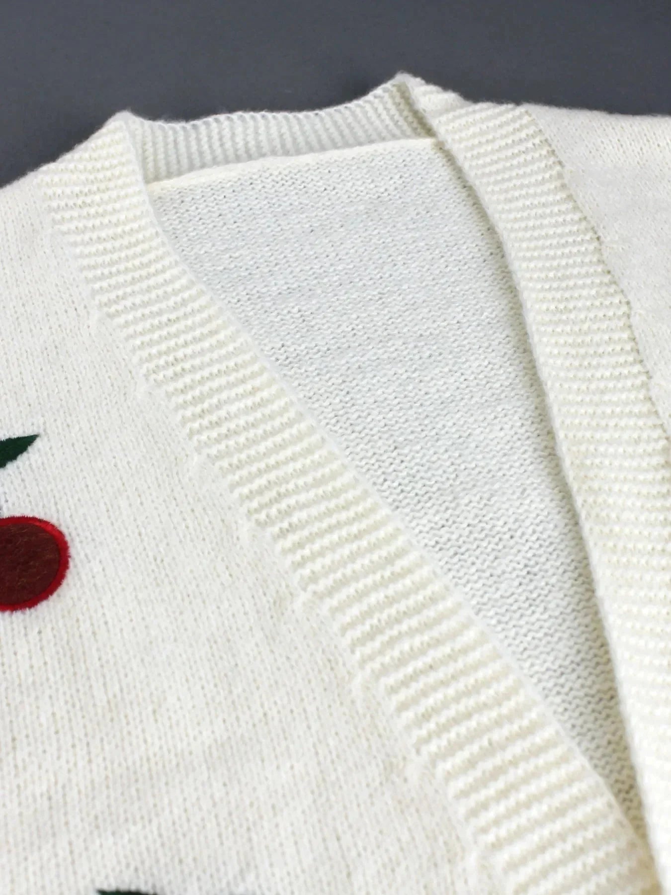 Strickcardigan – Kirschrot – Weiß – Grobstrickjacke – Damenjacke