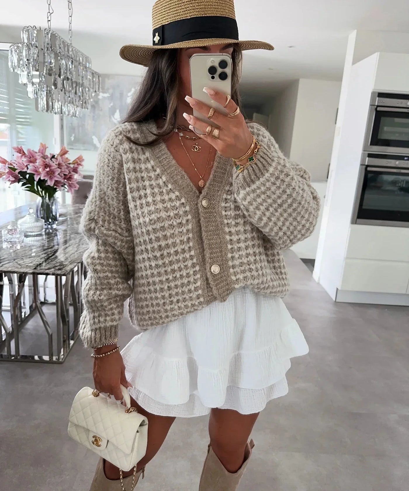 Strickjacke – Warme Damen-Strickjacke mit V-Ausschnitt und Knopfleiste