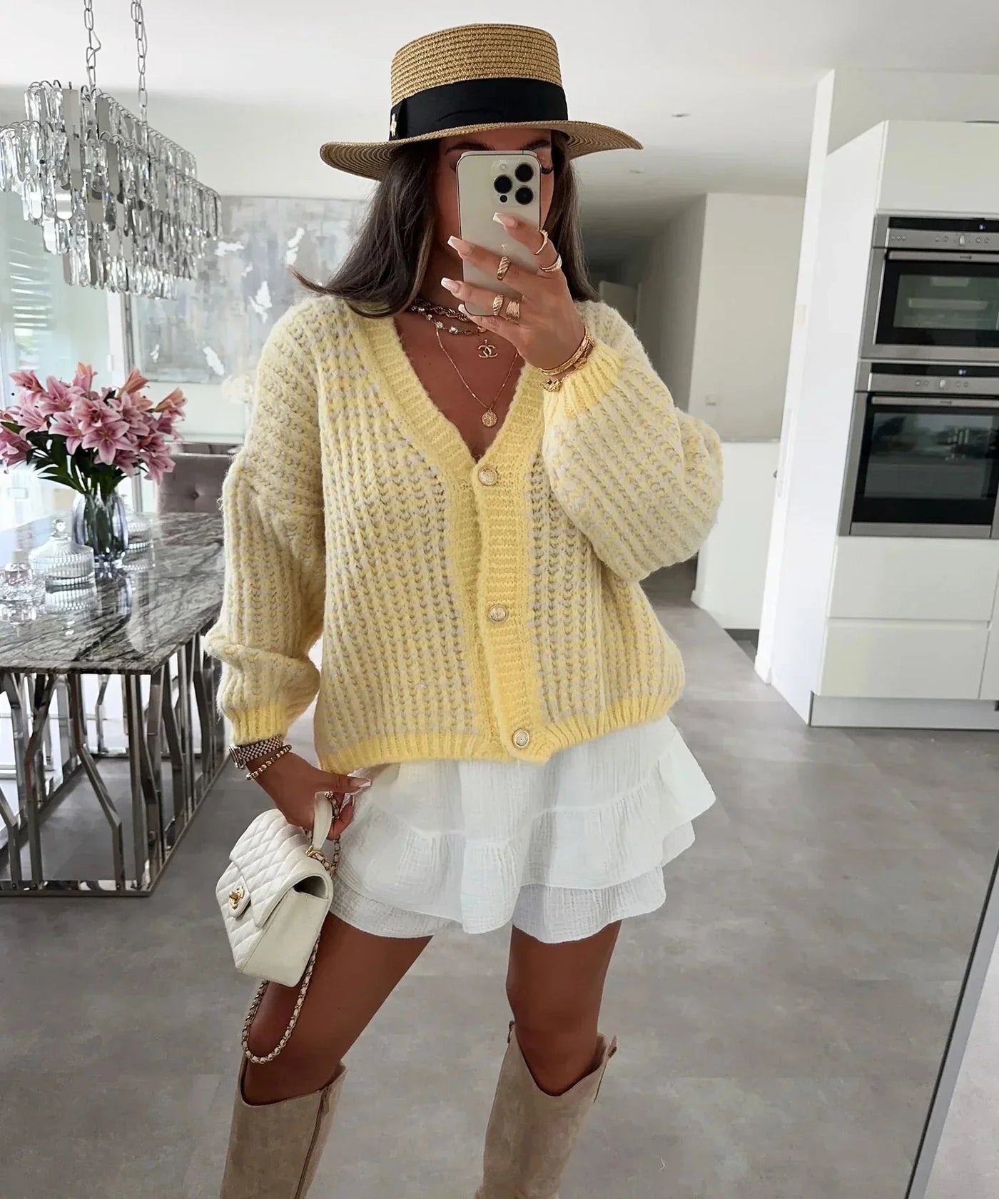 Strickjacke – Warme Damen-Strickjacke mit V-Ausschnitt und Knopfleiste