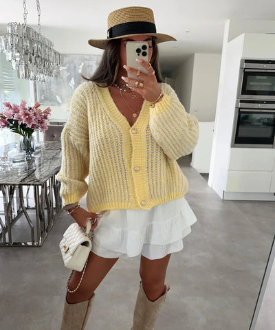 Strickjacke – Warme Damen-Strickjacke mit V-Ausschnitt und Knopfleiste