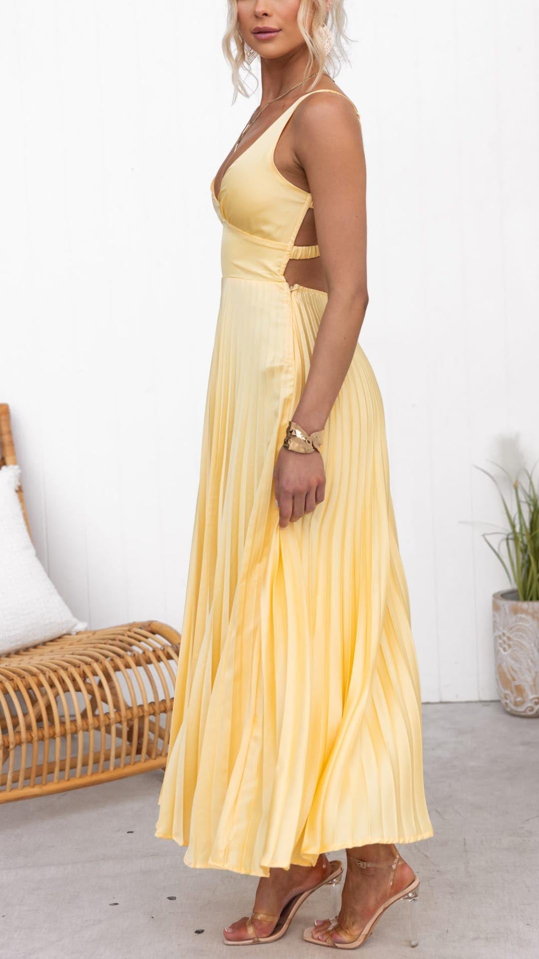 Aby Maxikleid in Gelb mit Plisseefalten und V-Ausschnitt – Elegantes Sommerkleid für besondere Anlässe