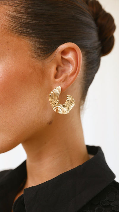 Blake Geometrische Goldohrringe Mit Welligem Texturmuster Für Elegante Looks