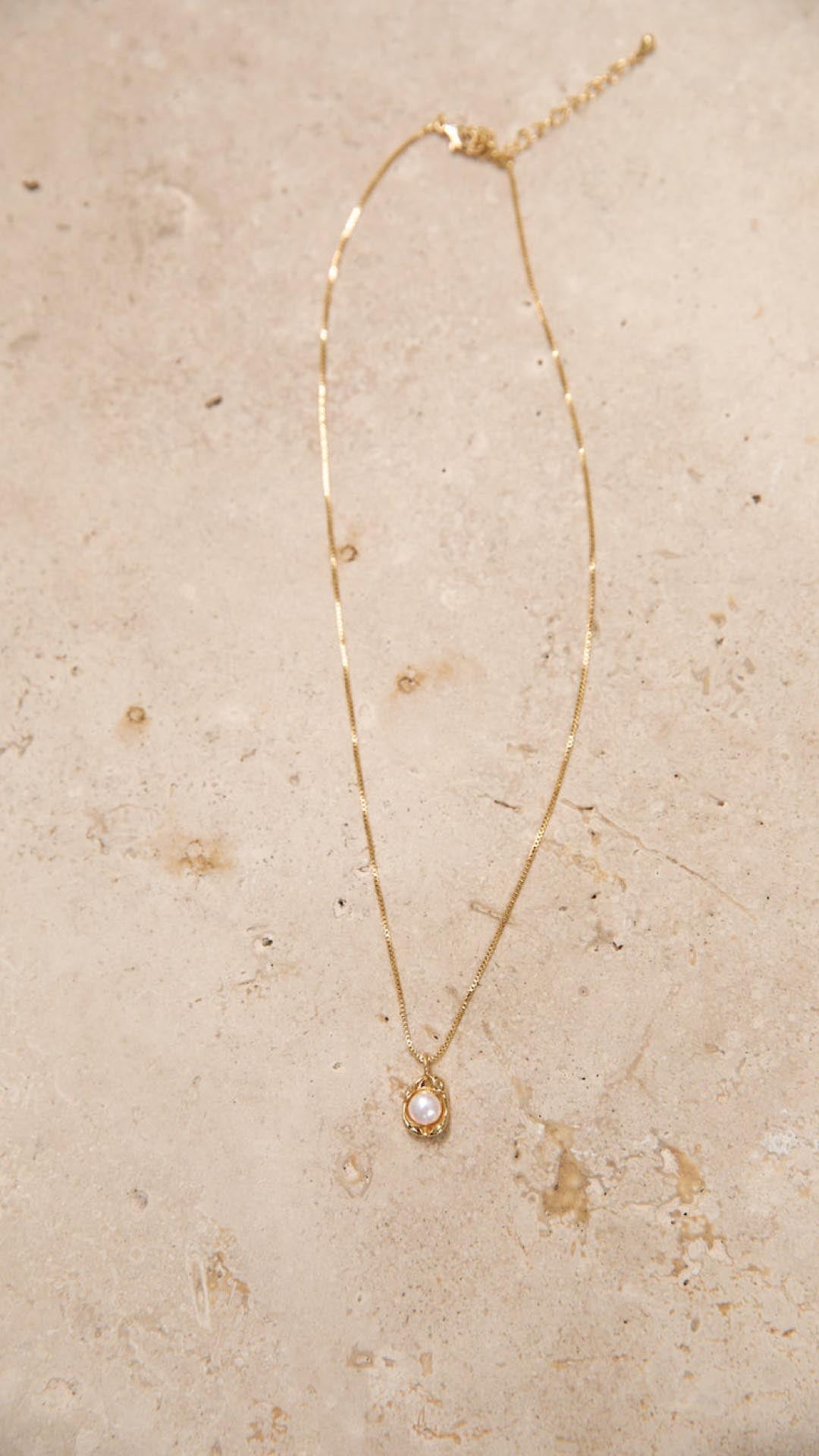 Bailey Gold Perlenanhänger Halskette - Tropische Eleganz mit Gold-Plattierung, Leicht & Vielseitig