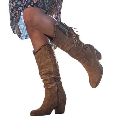 Delaney - Western inspiriert Wildleder Fransen Stiefel mit Block Absatz für a Boho-Chic Look