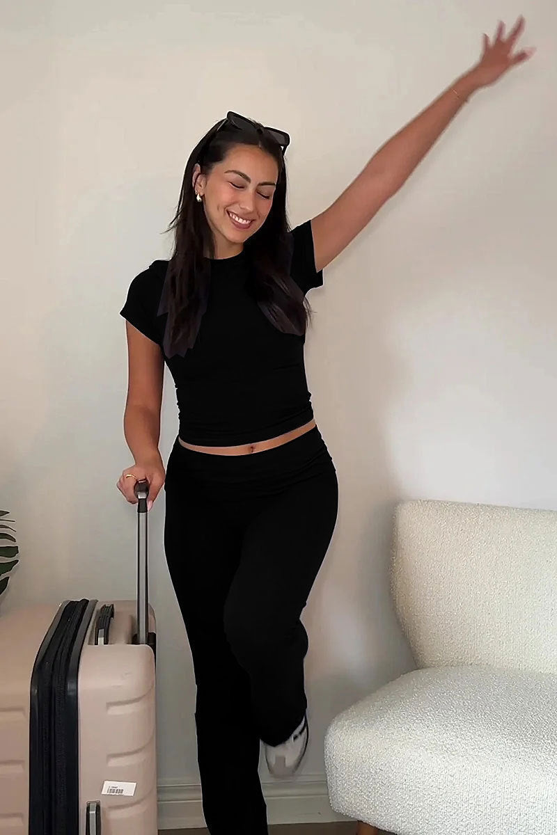 Zweiteiliges Set – elastisches T-Shirt für Damen und ausgestellte Hose mit hoher Taille Lounge-Set