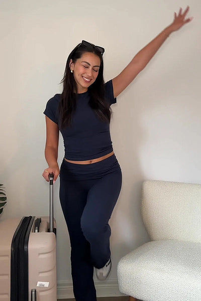 Zweiteiliges Set – elastisches T-Shirt für Damen und ausgestellte Hose mit hoher Taille Lounge-Set