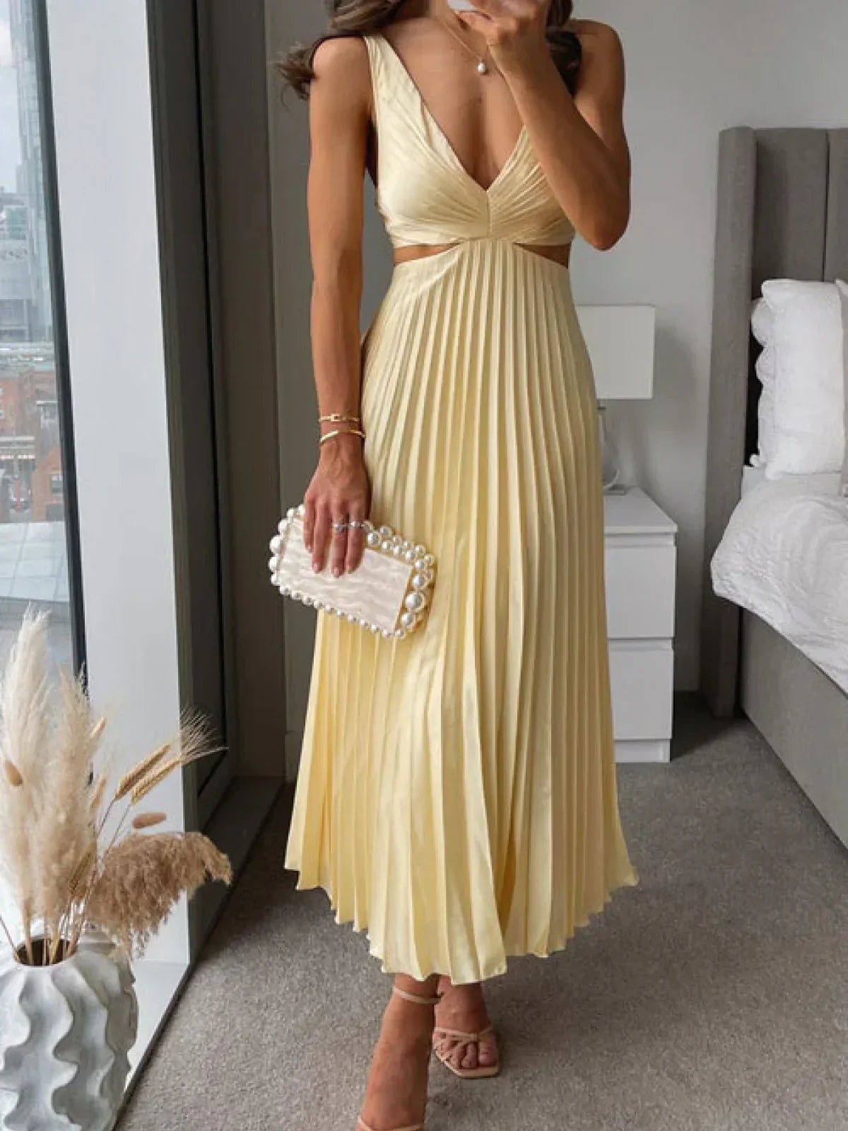 Zampia – Elegantes Kleid Mit Schlitz Und Taillierter Taille