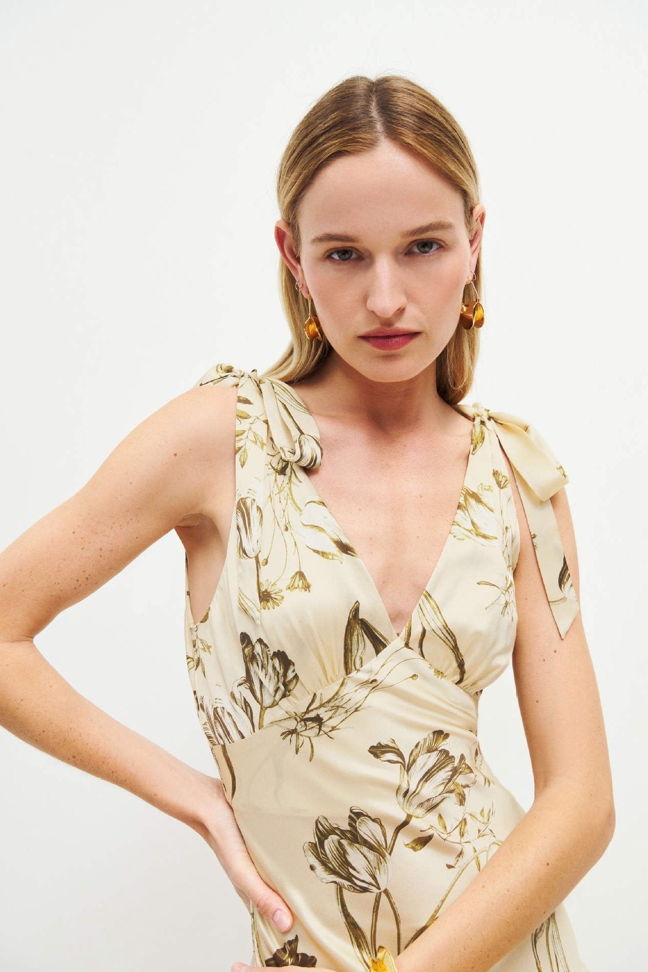 Auslaufendes Beige Maxikleid mit Knopfdetail – Ysolde