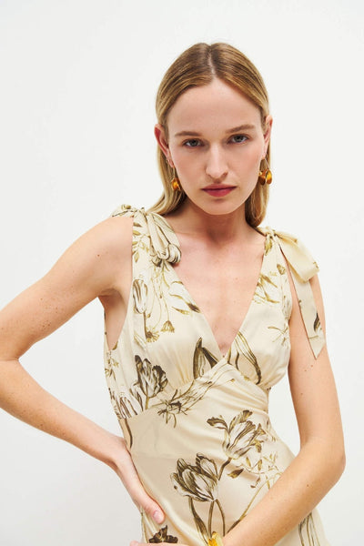 Auslaufendes Beige Maxikleid mit Knopfdetail – Ysolde